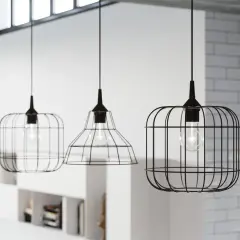 Nowoczesne lampy z drutu w industrialnym stylu, wiszące nad białymi półkami.