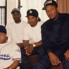 I quattro trapper americani, icone del rap, posano con stile.