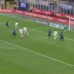 Piłkarz Interu strzela bramkę w meczu z Atalantą. Wynik spotkania Inter Mediolan – Atalanta jest kluczowy.
