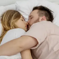 Para młodych ludzi śpi przytulona, ich twarze blisko siebie. Czy to sen, czy może spełnienie erotycznych marzeń?