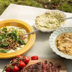 Tre skålar med röror, en med yoghurt och nötter, en grön och en orange, perfekt gott till grillat.