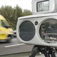 Blitzlichtgewitter für einen gelben Lieferwagen, der mit unter 20 km/h fährt. Die Radarkontrolle ist bereit.