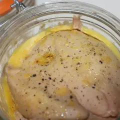 Foie gras cru assaisonné, prêt pour la recette du parfait. Un délice en préparation dans un bocal en verre.