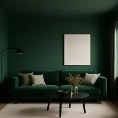 Nowoczesny salon z ciemnym sufitem w odcieniu głębokiej zieleni. Wygodna, zielona kanapa, czarny stolik kawowy i minimalistyczna lampa tworzą przytulną atmosferę.
