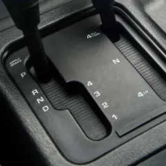 Selettore del cambio automatico con opzioni P, R, N, D, 1, 2, 3, 4, 4 All Time e 4 Lo, per un cambio sequenziale su misura.