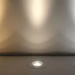Tres focos empotrados muestran diferentes temperaturas de luz: cálida, neutra y fría. La luz fría es luz blanca, ideal para espacios modernos.