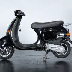 Vespa ET2 50 nera lucida, un classico intramontabile pronto per nuove avventure urbane.