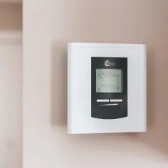 Termostato Stelpro en pared. Muestra 22.5°C y 18.0°C. La diferencia entre termostato y cronotermostato es la programación horaria.