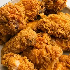 Talerz pełen chrupiących, złocistych kawałków kurczaka, jak z KFC. Idealne na rodzinny obiad.
