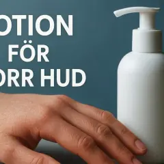 En hand sträcker sig mot en vit pumpflaska med texten "LOTION FÖR TORR HUD".