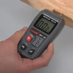 Ein Holzfeuchtemessgerät zeigt 0,0% an. So ermitteln Sie, wieviel Restfeuchte Brennholz haben darf.