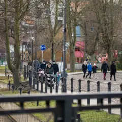 Spacer po Bydgoszczy, która leży w województwie kujawsko-pomorskim. Ludzie w maskach spacerują nad rzeką.