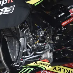 Detalle del motor de una moto GP, mostrando la complejidad de su ingeniería. La pregunta sobre qué cilindrada tiene una moto GP es clave para entender su potencia.