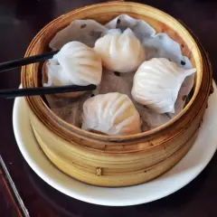 Pyszne dim sum w bambusowym parowniku, gotowe do chwycenia pałeczkami.