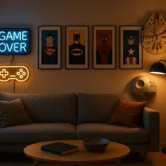 Salon gaming avec néons "GAME OVER" et manette, affiches de super-héros et objets Star Wars. Police d'écriture vintage rétro.