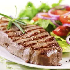 Perfekt gegrilltes Steakstreifen mit frischem Salat und Rosmarin. So gelingt das Steakstreifen richtig braten.