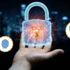Main : Une main tient un cadenas numérique symbolisant la sécurité. Des icônes de mot de passe, d'empreinte digitale et de bouclier illustrent l'authentification MFA.