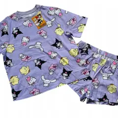 Fioletowa piżama z krótkim rękawem i spodenkami w postacie Hello Kitty i przyjaciół.