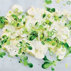 Krämig potatissallad med färska örter och citronskal, ser ut att vara den godaste potatissalladen någonsin.