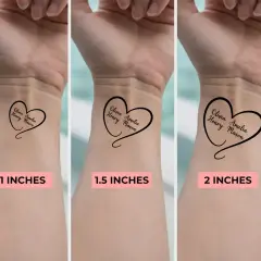 Trzy tatuaże w kształcie serca z imionami na nadgarstkach: 1, 1.5 i 2 cale.