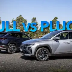 Uomo presenta due Hyundai Tucson, una full hybrid e una plug-in hybrid, in un confronto all'aperto.