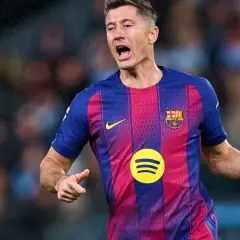 Robert Lewandowski w koszulce Barcelony, z gestem kciuka w górę. Czy to zapowiedź końca kariery?