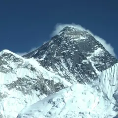 Majestatyczne szczyty pokryte śniegiem, chmury otulające wierzchołek. Widok zapierający dech w piersiach, symbol wejścia na Mount Everest.