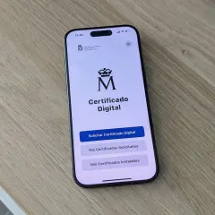 Teléfono móvil muestra app "Certificado Digital" de la Fábrica Nacional de Moneda y Timbre. Permite gestionar cuántos certificados digitales puedo tener.