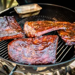 Grillade revbensspjäll med en glansig, enkel glaze som ser otroligt god ut.