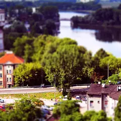 Widok na wieżę ciśnień, budynki i rzekę w Kruszwicy.