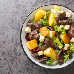 Salade de gésiers savoureuse avec pommes de terre rôties, croûtons et salade verte. Un délice !