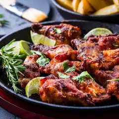 Saftiga, kryddiga kycklingvingar, perfekt marinerade och serverade med lime och rosmarin. En fest för smaklökarna!