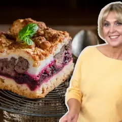 Pyszne ciasto z owocami i kruszonką, które z pewnością zachwyci każdego. To ciasto pychotka przepis Ewy Wachowicz.