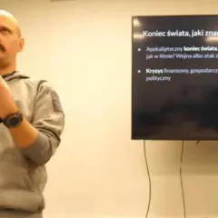 Preppers, czyli osoby przygotowujące się na kryzysy, słuchają wykładu o zagrożeniach dla Polski.