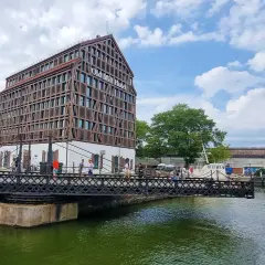 Most w Kłajpedzie, największym mieście Małej Litwy, prowadzi do hotelu Old Mill.