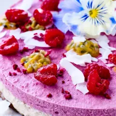 En vacker rosa tårta med hallon, passionsfrukt och kokosflingor. Perfekt för dig som älskar mjuka kakor.