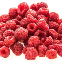 Ein Haufen frischer, roter Himbeeren, die zeigen, wie gesund sie sind.