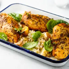 Aksamitny filet z kurczaka, pieczony z ziołami i czosnkiem, podany z ryżem i świeżym szpinakiem.