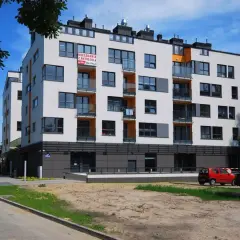 Nowoczesne mieszkania Grodzisk Mazowiecki z antresolą czekają na swoich lokatorów. Jasna elewacja, balkony i dużo światła.