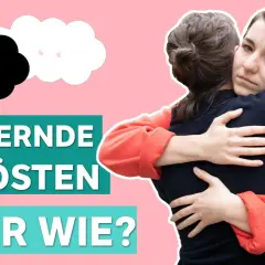 Zwei Frauen umarmen sich. Eine schwarze Wolke mit traurigem Gesicht und eine weiße Wolke mit lächelndem Gesicht. Text: "Trauernde trösten, aber wie?". Der tod einer freundin ist schwer.