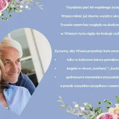 Uśmiechnięta, starsza para na tle kwiatów i tekstu życzeń.