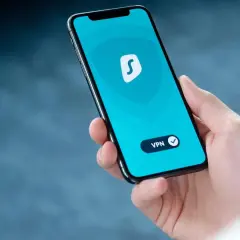 Dłoń trzyma smartfon z włączoną aplikacją VPN. To pokazuje, co to jest VPN w telefonie i jak chroni Twoją prywatność online.