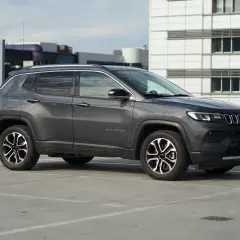 Szary Jeep Compass na parkingu. Zastanawiasz się nad jego spalaniem? Ten model oferuje dobre osiągi i komfort jazdy.
