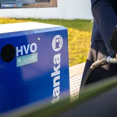 Tankning av HVO 100, ett fossilfritt bränsle, vid en pump.