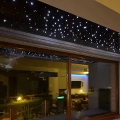 Gwiezdne niebo led nad tarasem, tworzące magiczną atmosferę.