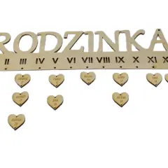 Drewniana tablica "Rodzinka" z serduszkami na imieniny, np. imieniny Nadii. Widoczne imiona: Dorota, Sandra, Tomek, Michał, Antek, Ania, Justyna, Piotrek, Ania, Helena, Monika.