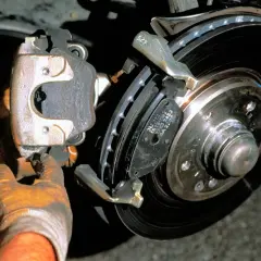 Mechanik wymienia klocki hamulcowe. Po ustawieniu zbieżności ściąga w prawo, co może być spowodowane problemem z hamulcami.