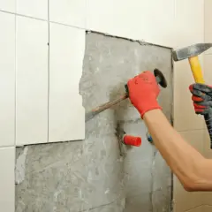 Skuwanie kafelków z podłogi: Poradnik krok po kroku. Zrób to sam!