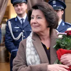 Kobieta z bukietem róż, otoczona przez policjantów w mundurach. Czyżby to była zapowiedź filmu "Uwierz w Mikołaja 2"?