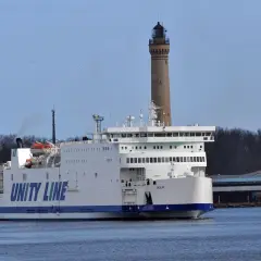 Prom Unity Line "Wolin" płynie w kierunku latarni morskiej.